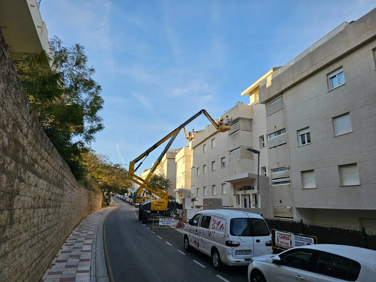 Fachada bicolor pintada en Benalmádena - Pinturas Castro